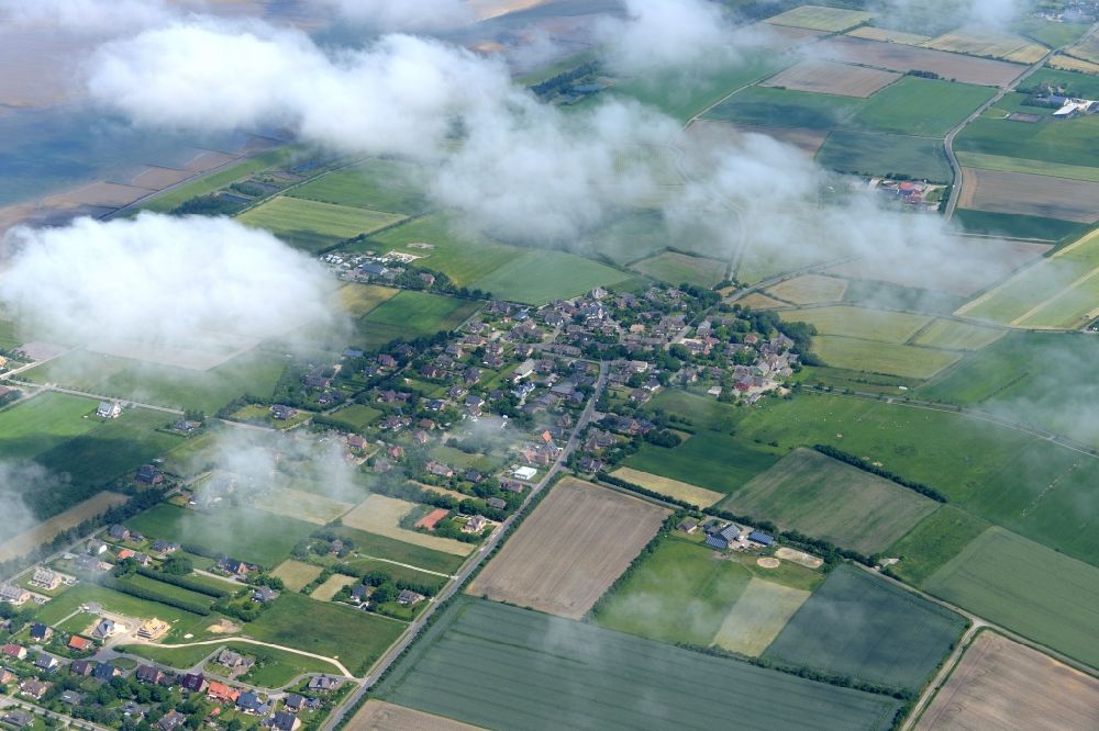 Luftaufnahme Utersum - Wetterlage mit Wolkenbildung über Utersum im Bundesland Schleswig-Holstein