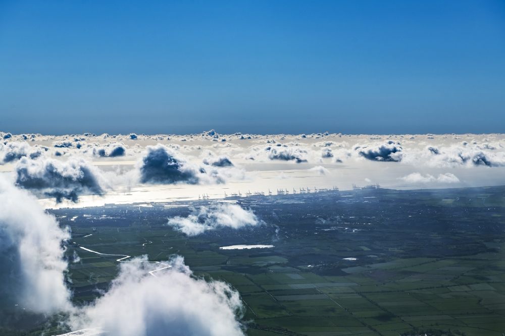 Bremerhaven von oben - Wetterlage mit Wolkenbildung in Bremerhaven im Bundesland Bremen, Deutschland