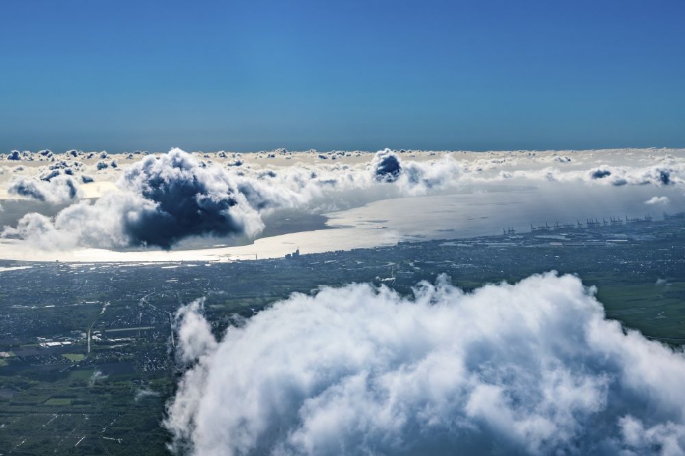 Bremerhaven aus der Vogelperspektive: Wetterlage mit Wolkenbildung in Bremerhaven im Bundesland Bremen, Deutschland