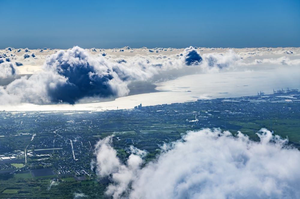 Luftbild Bremerhaven - Wetterlage mit Wolkenbildung in Bremerhaven im Bundesland Bremen, Deutschland