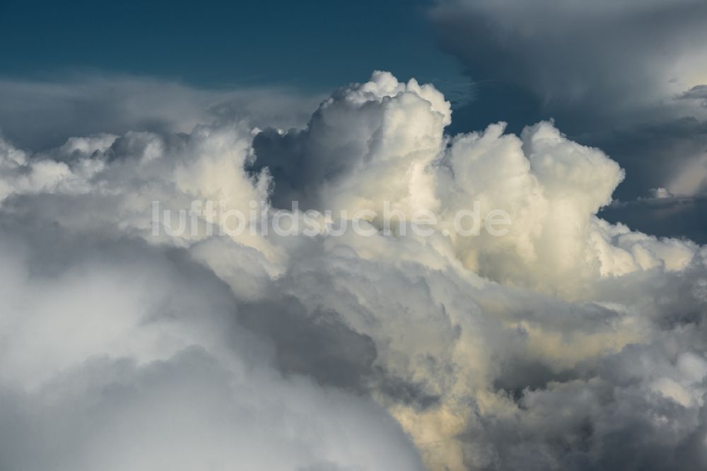Elsdorf aus der Vogelperspektive: Wetterlage mit Wolkenbildung in Elsdorf im Bundesland Nordrhein-Westfalen, Deutschland