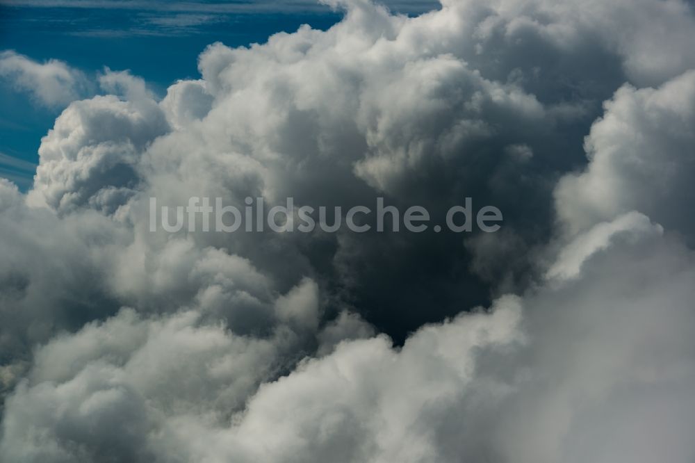 Luftaufnahme Elsdorf - Wetterlage mit Wolkenbildung in Elsdorf im Bundesland Nordrhein-Westfalen, Deutschland