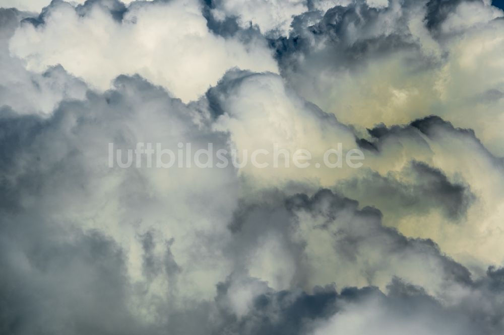 Elsdorf aus der Vogelperspektive: Wetterlage mit Wolkenbildung in Elsdorf im Bundesland Nordrhein-Westfalen, Deutschland