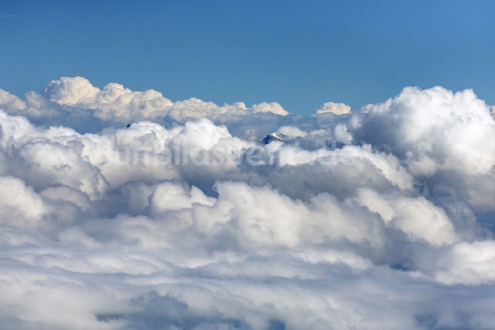 Luftaufnahme Höfen - Wetterlage mit Wolkenbildung in Höfen in Tirol, Österreich