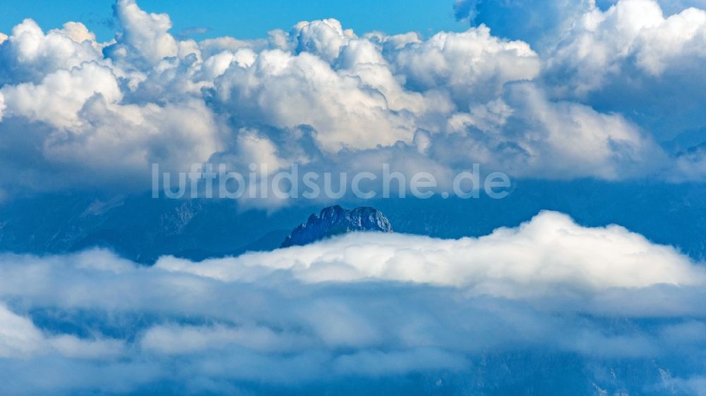 Höfen von oben - Wetterlage mit Wolkenbildung in Höfen in Tirol, Österreich
