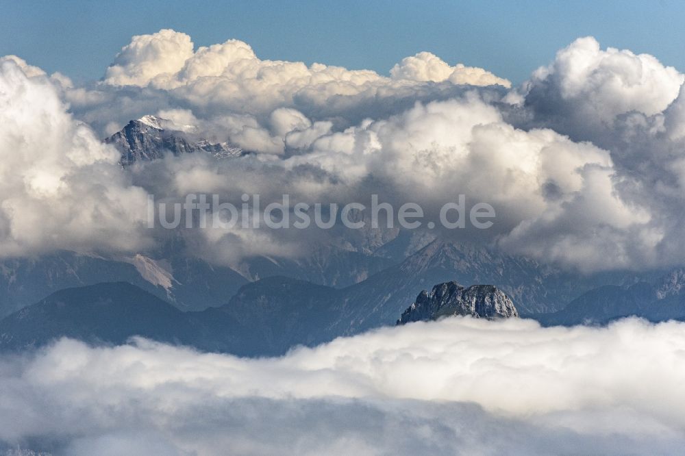 Höfen aus der Vogelperspektive: Wetterlage mit Wolkenbildung in Höfen in Tirol, Österreich
