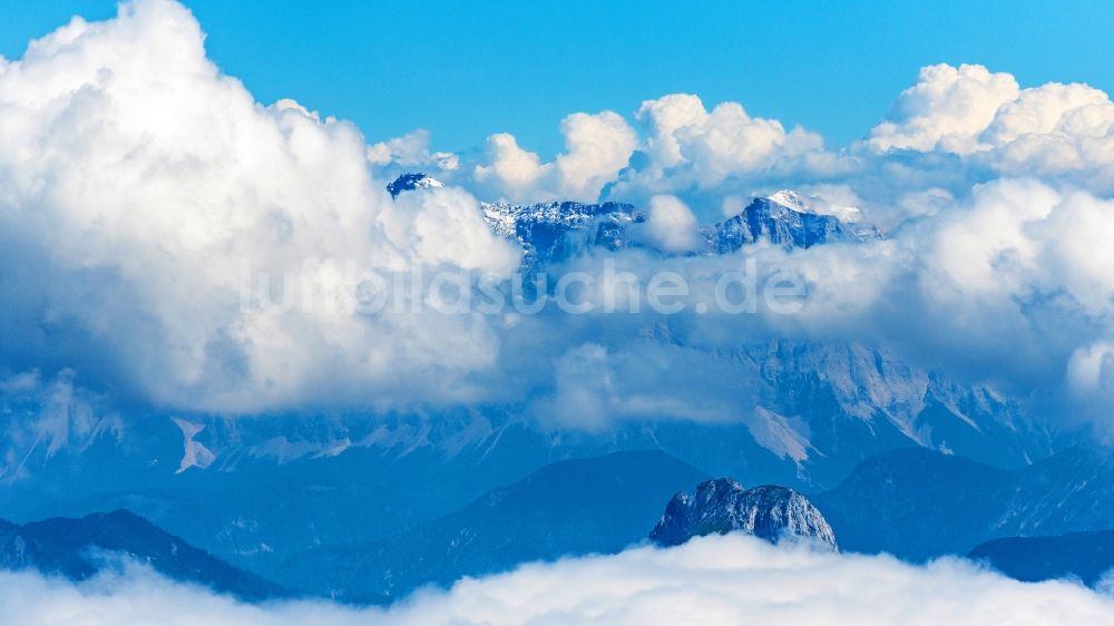 Luftbild Höfen - Wetterlage mit Wolkenbildung in Höfen in Tirol, Österreich
