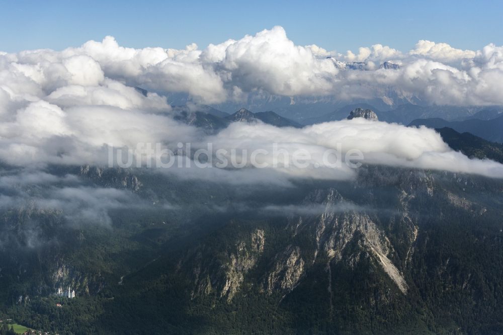 Luftaufnahme Höfen - Wetterlage mit Wolkenbildung in Höfen in Tirol, Österreich