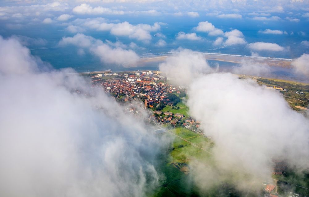 Borkum aus der Vogelperspektive: Wetterlage mit Wolkenbildung Insel Borkum im Bundesland Niedersachsen, Deutschland