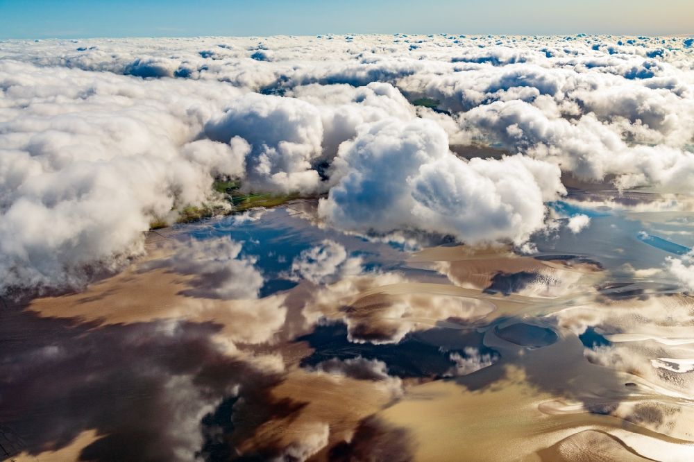 Luftbild Sylt - Wetterlage mit Wolkenbildung auf der Insel Sylt in Morsum im Bundesland Schleswig-Holstein, Deutschland