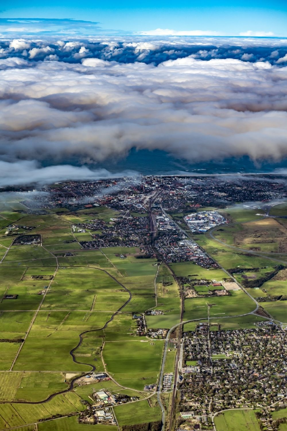 Luftbild Sylt - Wetterlage mit Wolkenbildung auf der Insel Sylt in Westerland im Bundesland Schleswig-Holstein, Deutschland