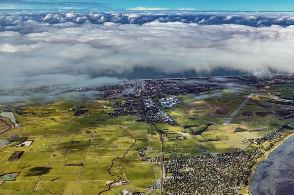 Luftaufnahme Sylt - Wetterlage mit Wolkenbildung auf der Insel Sylt in Westerland im Bundesland Schleswig-Holstein, Deutschland