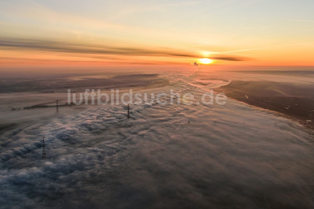 Hollern-Twielenfleth von oben - Wetterlage mit Wolkenbildung und Lichtreflektionen bei Sonnenaufgang über der Elbe in Hollern-Twielenfleth im Bundesland Niedersachsen, Deutschland