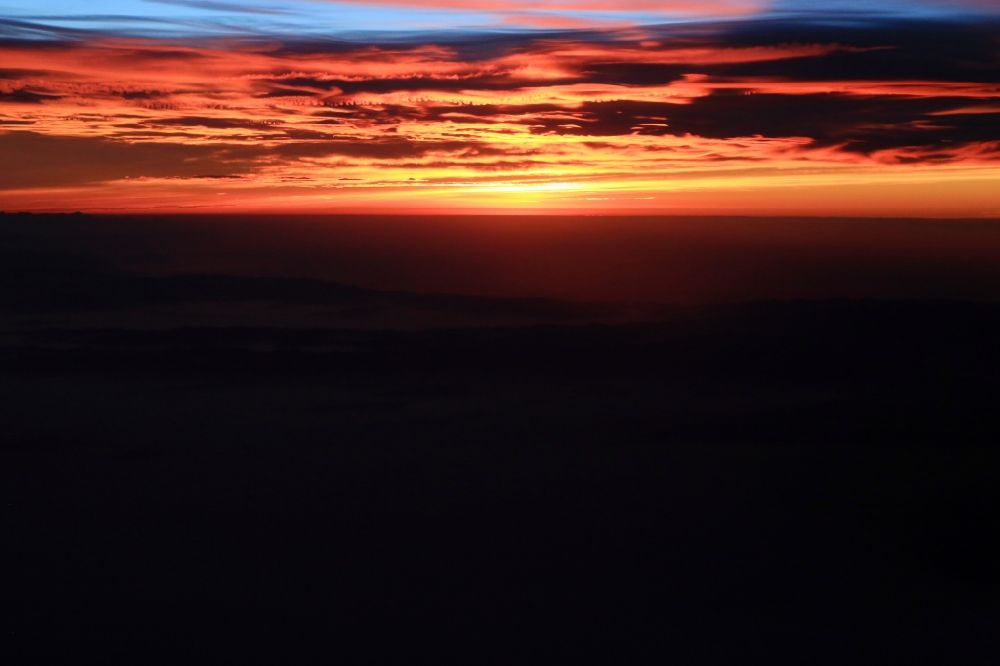 Aime aus der Vogelperspektive: Wetterlage mit Wolkenbildung und Lichtreflektionen bei Sonnenaufgang über der Gebirgsgruppe der Seealpen in Aime in Auvergne-Rhone-Alpes, Frankreich