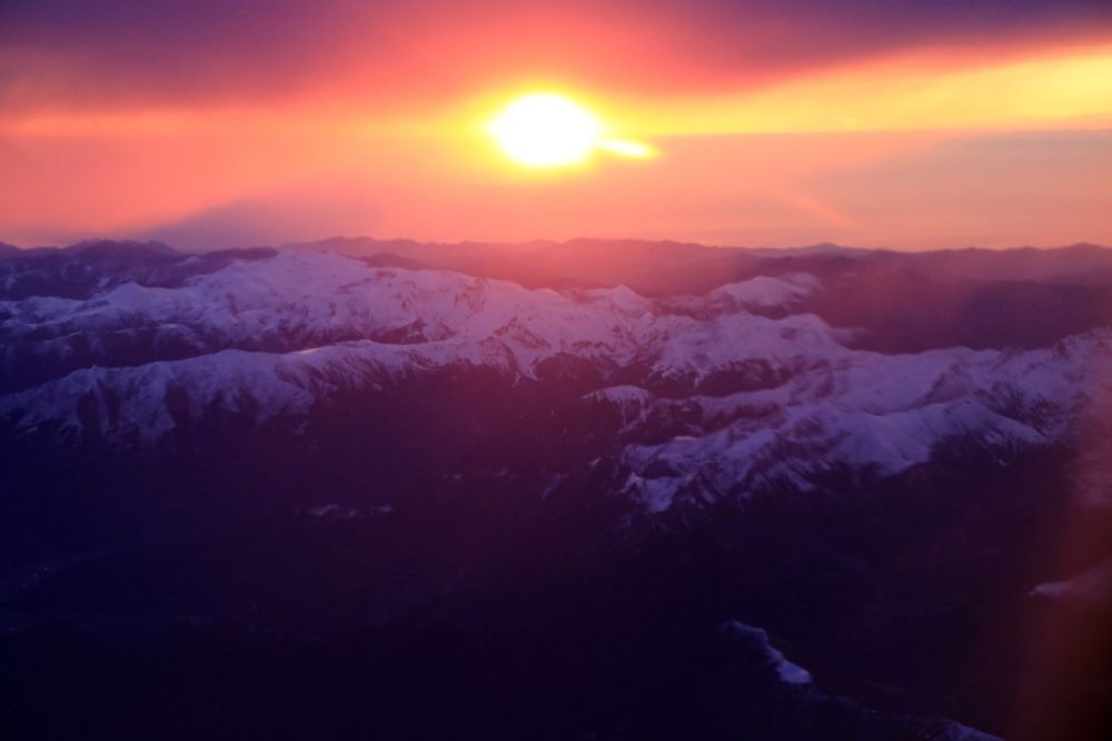 Aime aus der Vogelperspektive: Wetterlage mit Wolkenbildung und Lichtreflektionen bei Sonnenaufgang über der Gebirgsgruppe der Seealpen in Aime in Auvergne-Rhone-Alpes, Frankreich