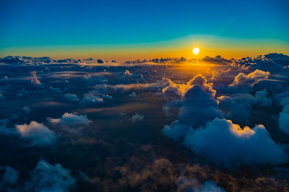 Luftbild Friedrichskoog - Wetterlage mit Wolkenbildung und Lichtreflektionen bei Sonnenuntergang in Friedrichskoog im Bundesland Schleswig-Holstein, Deutschland
