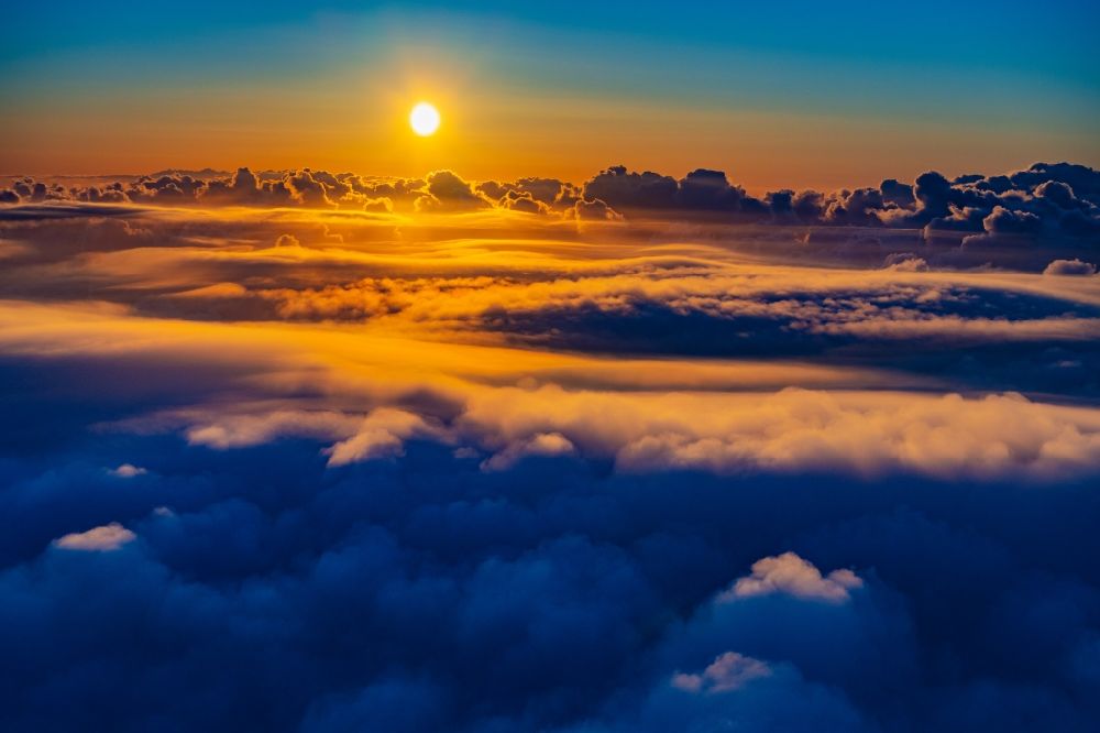 Friedrichskoog von oben - Wetterlage mit Wolkenbildung und Lichtreflektionen bei Sonnenuntergang in Friedrichskoog im Bundesland Schleswig-Holstein, Deutschland