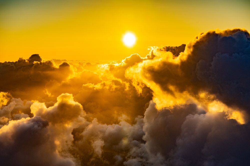 Luftbild Sankt Peter-Ording - Wetterlage mit Wolkenbildung und Lichtreflektionen bei Sonnenuntergang in Sankt Peter-Ording im Bundesland Schleswig-Holstein, Deutschland