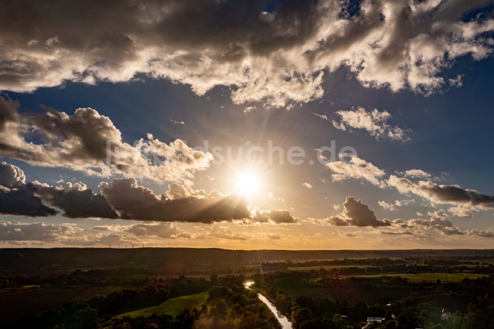 Luftbild Schiffmühle - Wetterlage mit Wolkenbildung und Lichtreflektionen bei Sonnenuntergang in Schiffmühle im Bundesland Brandenburg, Deutschland