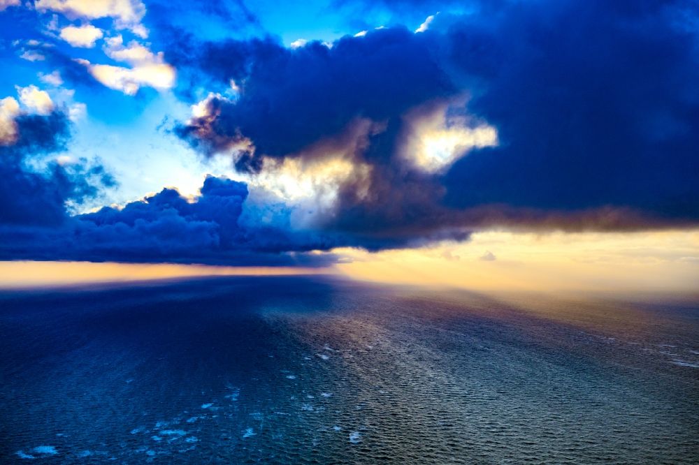 Luftbild Hörnum (Sylt) - Wetterlage mit Wolkenbildung und Lichtreflektionen bei Sonnenuntergang über Sylt im Bundesland Schleswig-Holstein, Deutschland