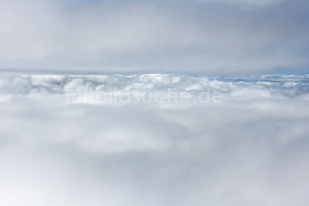 Mindelheim aus der Vogelperspektive: Wetterlage mit Wolkenbildung in Mindelheim im Bundesland Bayern, Deutschland