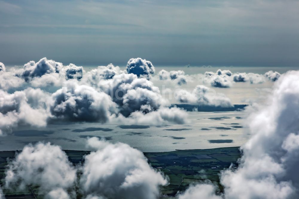 Nieblum aus der Vogelperspektive: Wetterlage mit Wolkenbildung in Nieblum im Bundesland Schleswig-Holstein, Deutschland