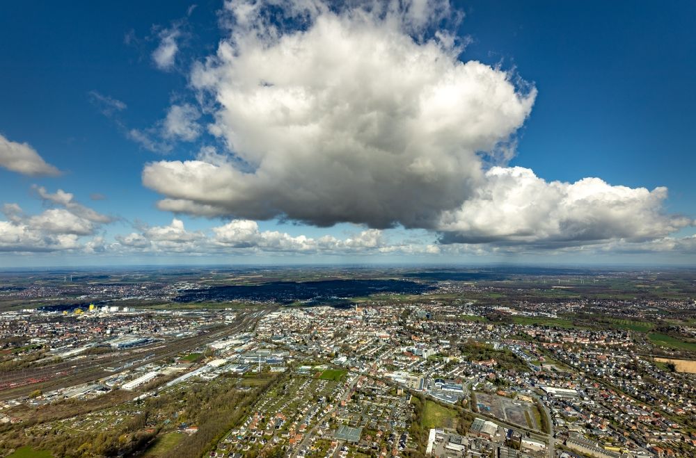 Hamm von oben - Wetterlage mit Wolkenbildung im Ortsteil Heessen in Hamm im Bundesland Nordrhein-Westfalen, Deutschland