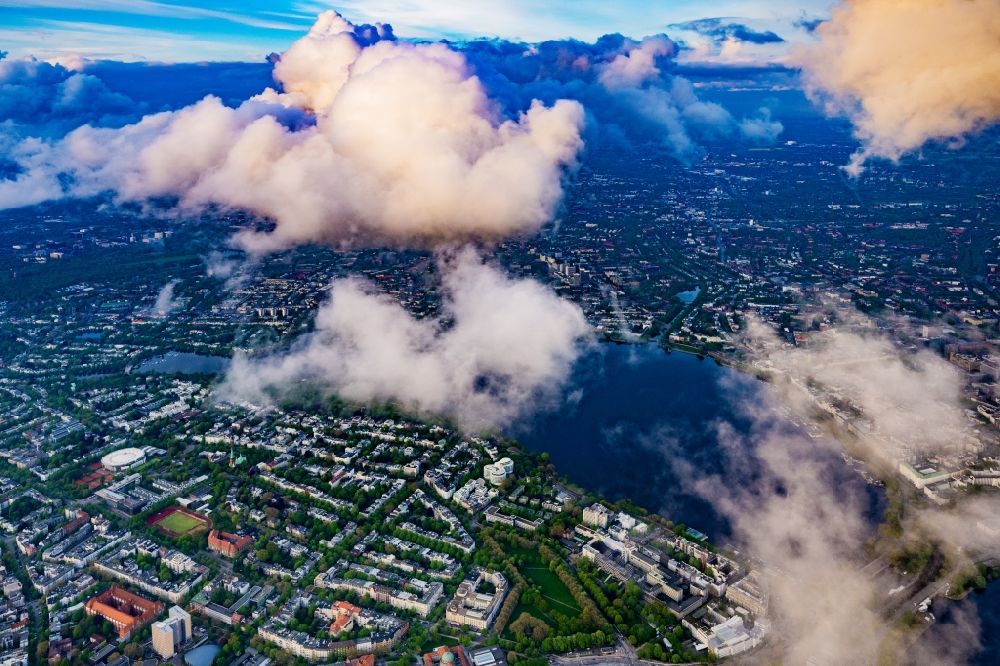 Luftbild Hamburg - Wetterlage mit Wolkenbildung im Ortsteil Rotherbaum in Hamburg, Deutschland