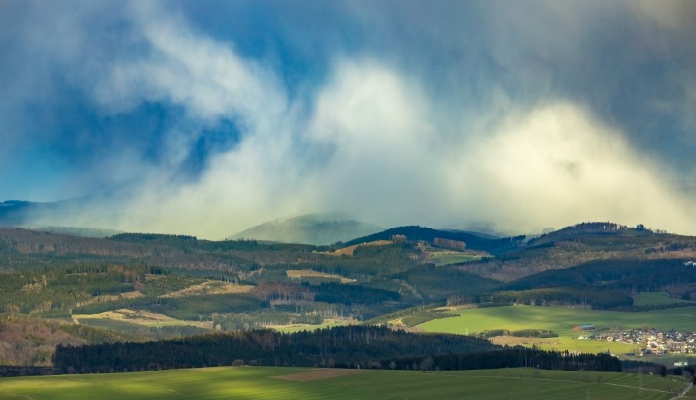 Erndtebrück von oben - Wetterlage mit Wolkenbildung im Ortsteil Schameder in Erndtebrück im Bundesland Nordrhein-Westfalen, Deutschland