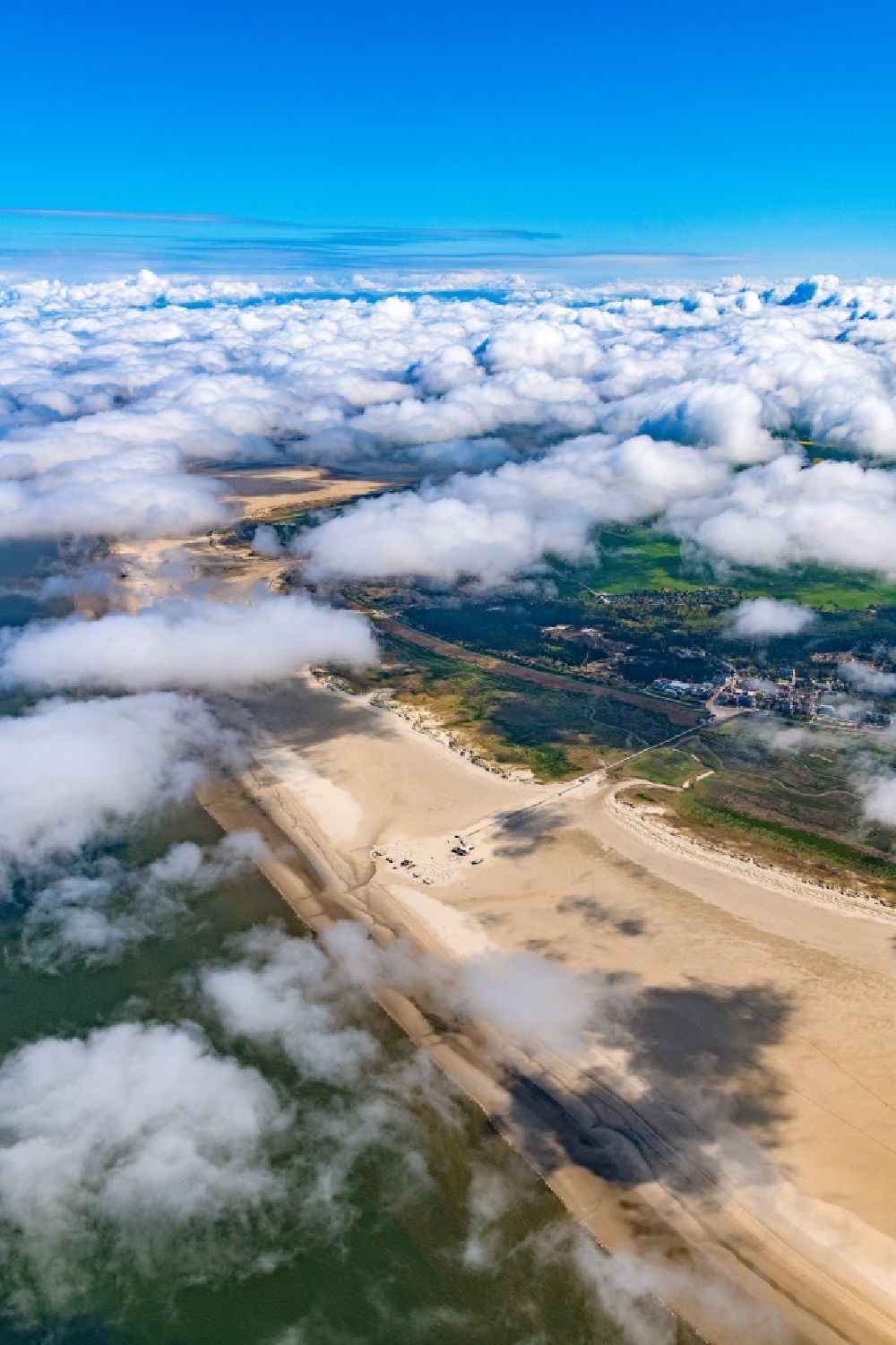 Sankt Peter-Ording aus der Vogelperspektive: Wetterlage mit Wolkenbildung in Sankt Peter-Ording im Bundesland Schleswig-Holstein, Deutschland