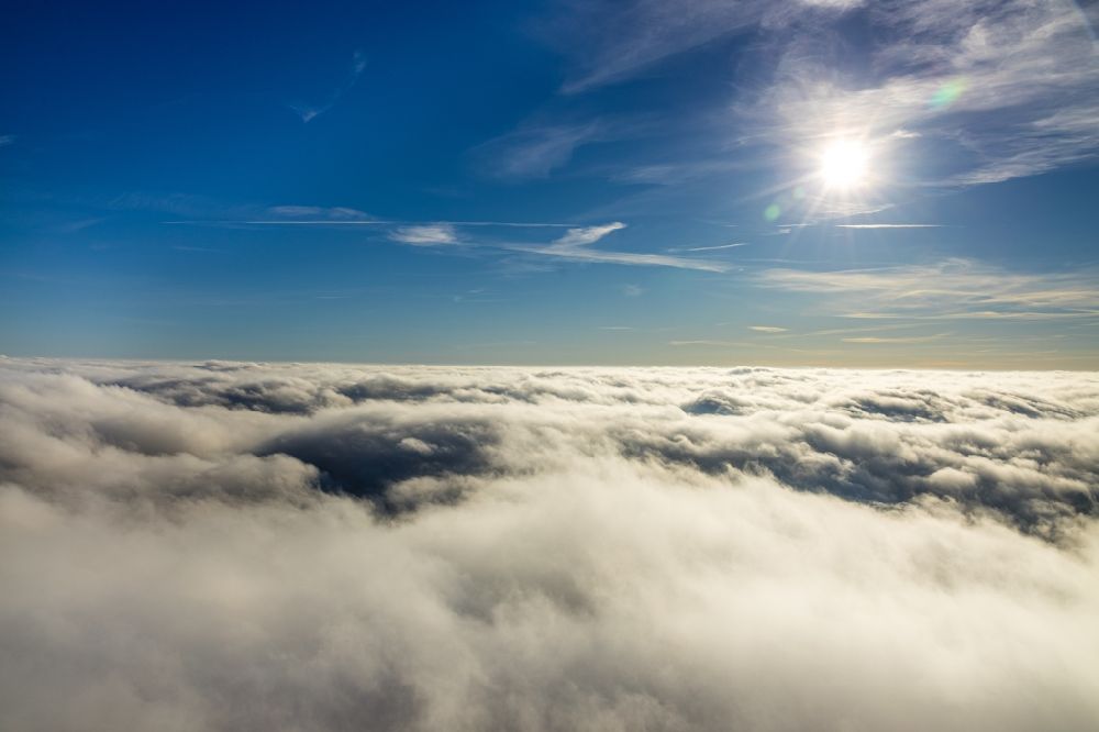 Schmallenberg aus der Vogelperspektive: Wetterlage mit Wolkenbildung in Schmallenberg im Bundesland Nordrhein-Westfalen, Deutschland