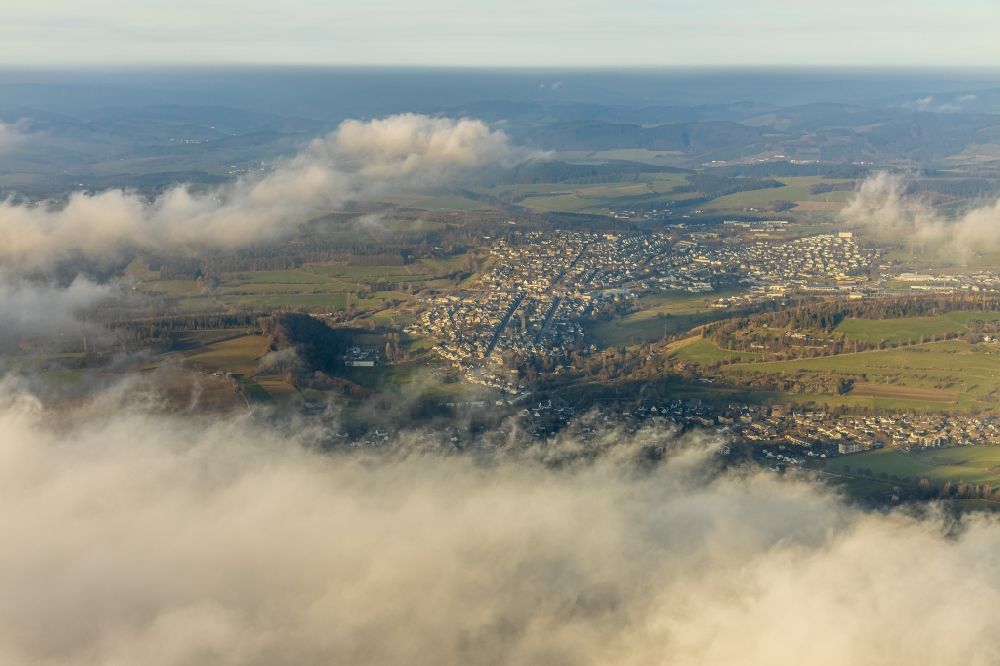 Luftbild Schmallenberg - Wetterlage mit Wolkenbildung in Schmallenberg im Bundesland Nordrhein-Westfalen, Deutschland