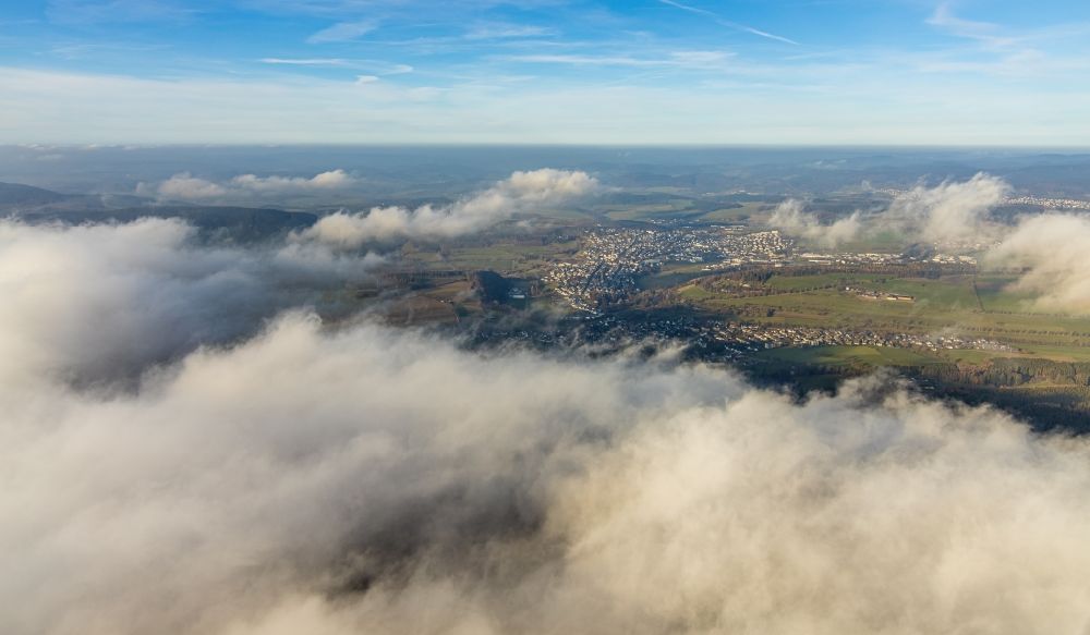 Luftaufnahme Schmallenberg - Wetterlage mit Wolkenbildung in Schmallenberg im Bundesland Nordrhein-Westfalen, Deutschland