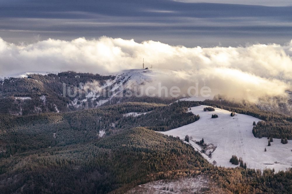 Kirchzarten von oben - Wetterlage mit Wolkenbildung Südschwarzwald bei Kirchzarten im Bundesland Baden-Württemberg, Deutschland