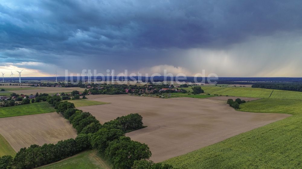 Sieversdorf aus der Vogelperspektive: Wetterlage mit Wolkenbildung in Sieversdorf im Bundesland Brandenburg, Deutschland