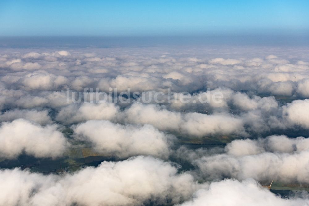 Donauwörth aus der Vogelperspektive: Wetterlage mit Wolkenbildung in Titting im Bundesland Bayern, Deutschland