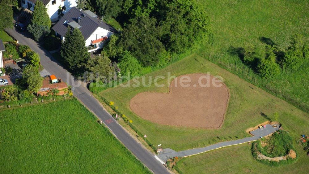 Luftbild Rauschendorf - Wiese in Herzform in Rauschendorf im Bundesland Nordrhein-Westfalen, Deutschland