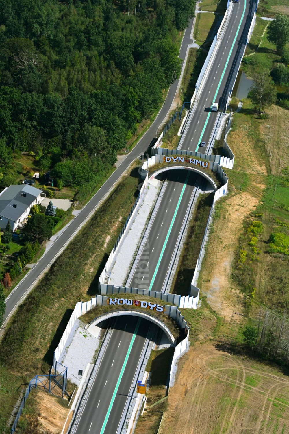 Feldschlößchen aus der Vogelperspektive: Wildbrücke - Wildwechselbrücke über die Straße S177 Kamenzer Straße in Feldschlößchen im Bundesland Sachsen, Deutschland