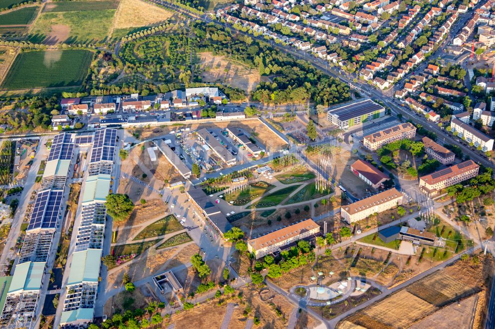Mannheim von oben - Willkommensbereich des Ausstellungsgeländes und der U-Hallen im Spinelli-Park der Bundesgartenschau Mannheim BUGA23 in Mannheim im Bundesland Baden-Württemberg, Deutschland