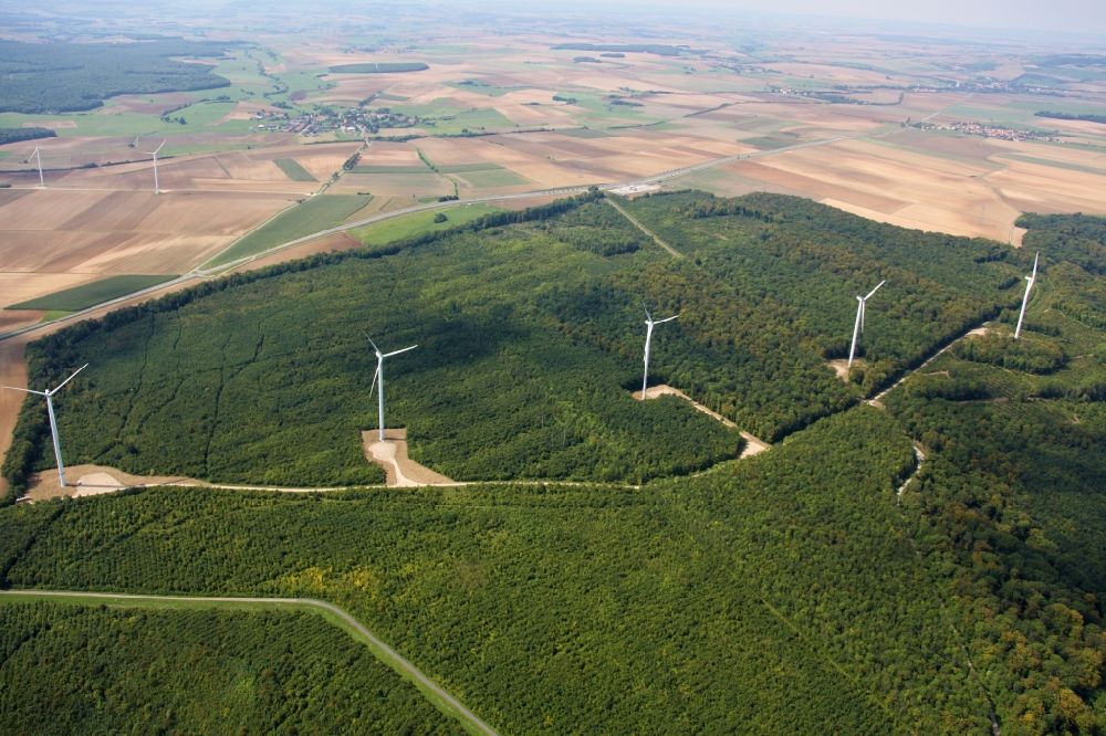 Amelecourt aus der Vogelperspektive: Windenergieanlage in einem Wald in Amelecourt in Grand Est, Frankreich