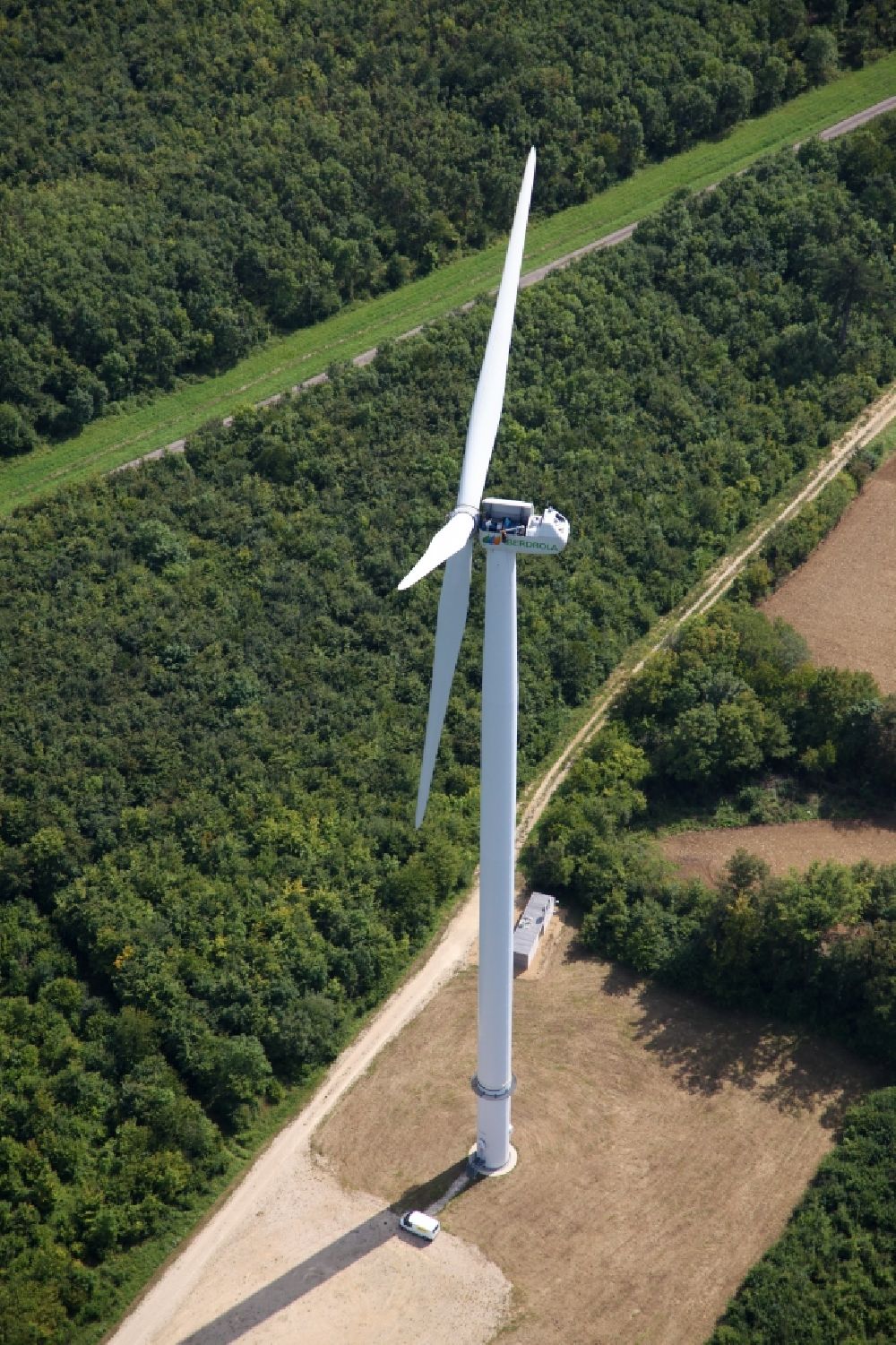 Luftbild Amelecourt - Windenergieanlage in einem Wald in Amelecourt in Grand Est, Frankreich