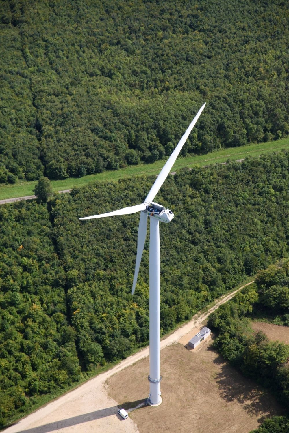 Luftaufnahme Amelecourt - Windenergieanlage in einem Wald in Amelecourt in Grand Est, Frankreich
