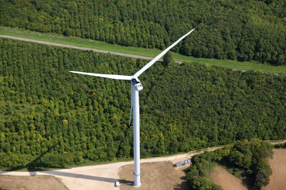 Amelecourt von oben - Windenergieanlage in einem Wald in Amelecourt in Grand Est, Frankreich