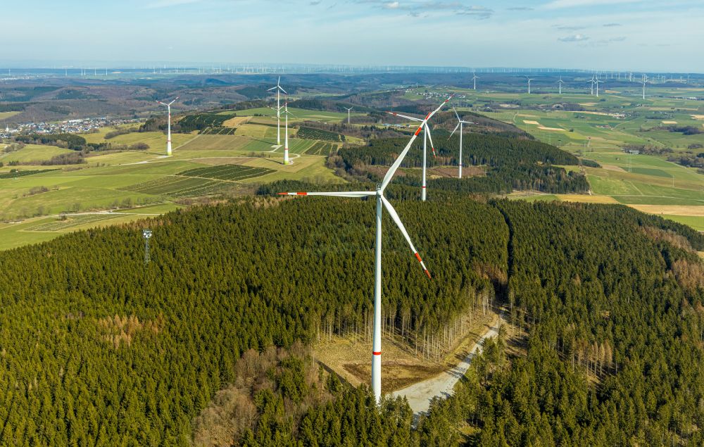 Luftbild Brilon - Windenergieanlage in einem Wald in Brilon im Bundesland Nordrhein-Westfalen, Deutschland