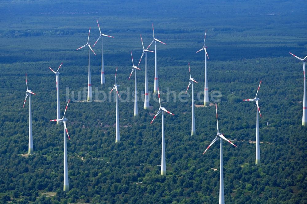 Luftaufnahme Jänickendorf - Windenergieanlage in einem Wald in Jänickendorf im Bundesland Brandenburg, Deutschland