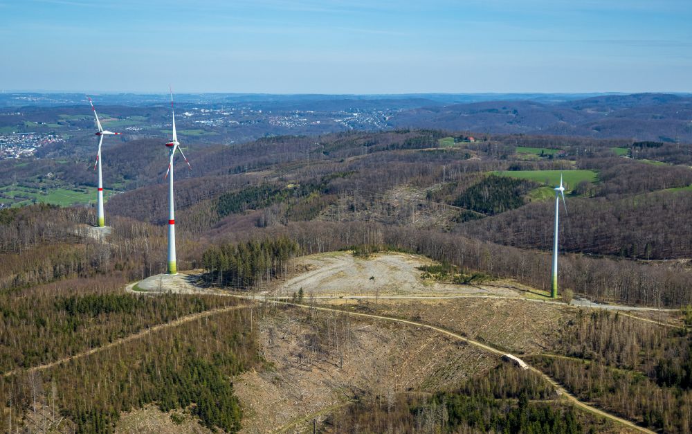 Luftaufnahme Nahmer - Windenergieanlage in einem Wald in Nahmer im Bundesland Nordrhein-Westfalen, Deutschland