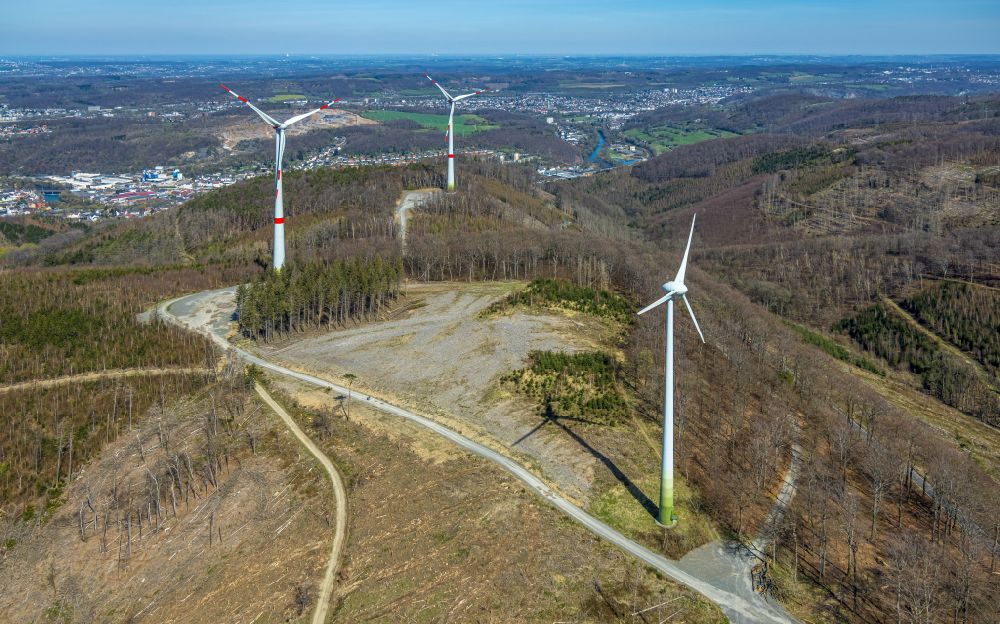 Nahmer aus der Vogelperspektive: Windenergieanlage in einem Wald in Nahmer im Bundesland Nordrhein-Westfalen, Deutschland