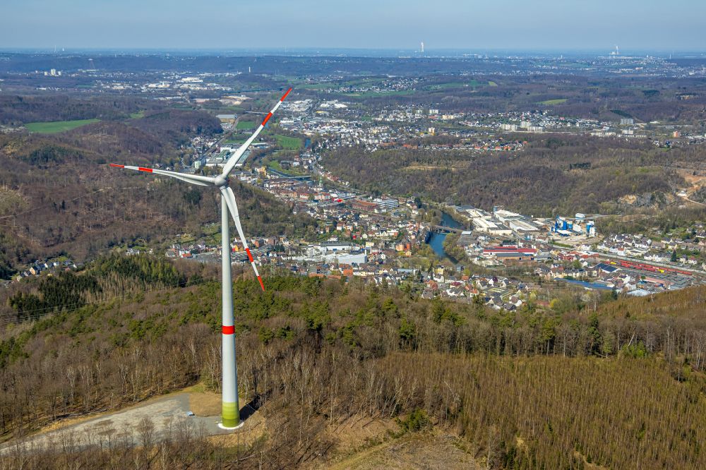 Luftaufnahme Nahmer - Windenergieanlage in einem Wald in Nahmer im Bundesland Nordrhein-Westfalen, Deutschland
