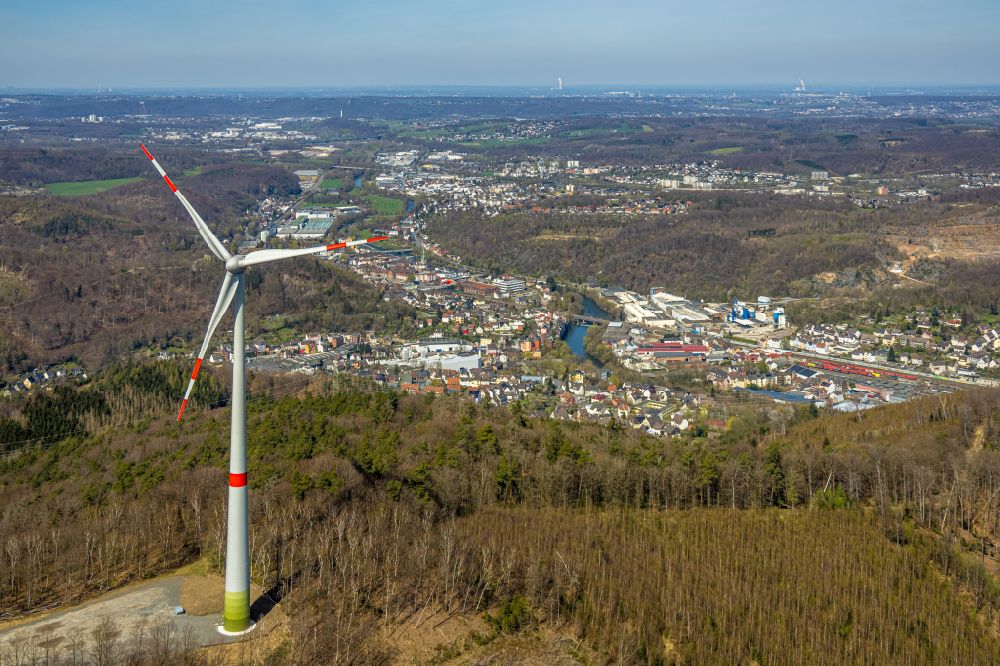 Nahmer von oben - Windenergieanlage in einem Wald in Nahmer im Bundesland Nordrhein-Westfalen, Deutschland
