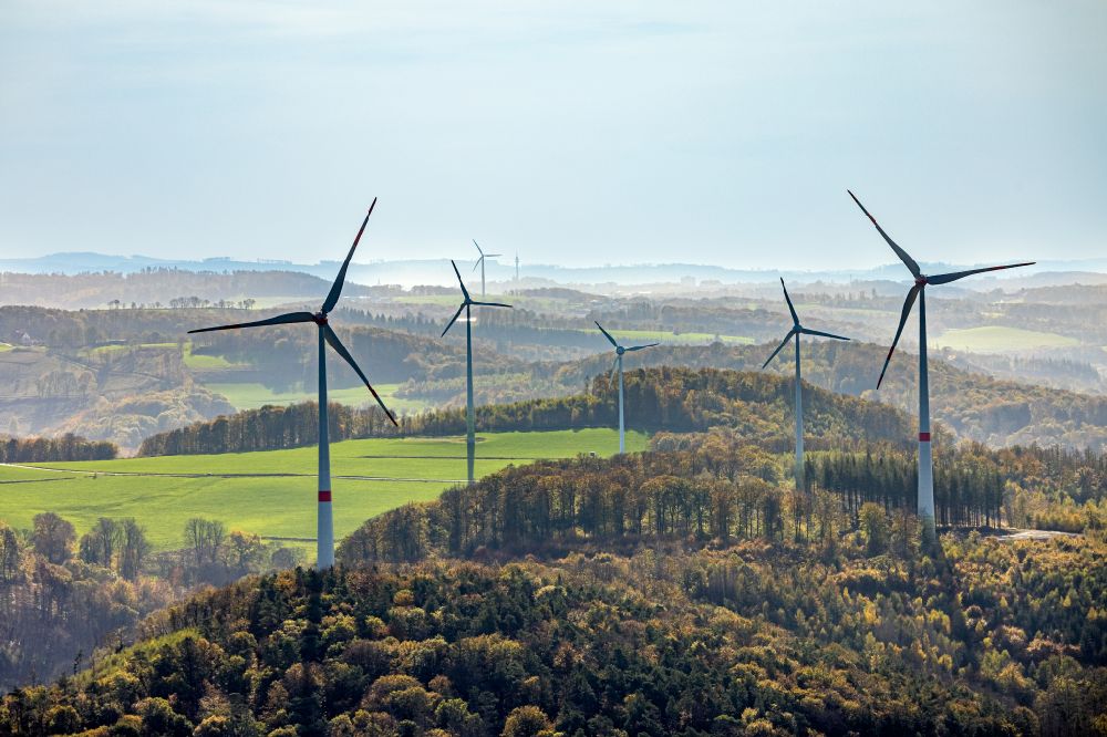 Nahmer aus der Vogelperspektive: Windenergieanlage in einem Wald in Nahmer im Bundesland Nordrhein-Westfalen, Deutschland